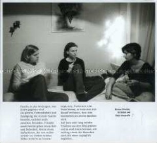 Drei Frauen auf einem Bett mit Weingläsern in der Hand, darunter Text (Sonderthema: Familienbilder)