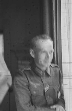 Zweiter Weltkrieg. Niederlande unter deutscher Besatzung. Angehöriger der deutschen Wehrmacht in der Unterkunft (wohl bei Den Haag)