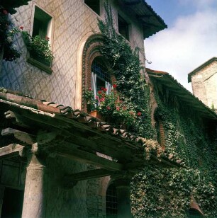 Wohnhaus mit Vordach