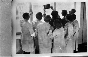 Berlin: Atelier Schule Reimann; Abt. Foto; Besprechung eines Negativs