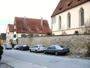 Ansicht von Südosten mit Kirche über Kirchhofmauer (Kirchhof im 19 Jh als Begräbnisplatz aufgegeben und Wehrgang abgetragen)