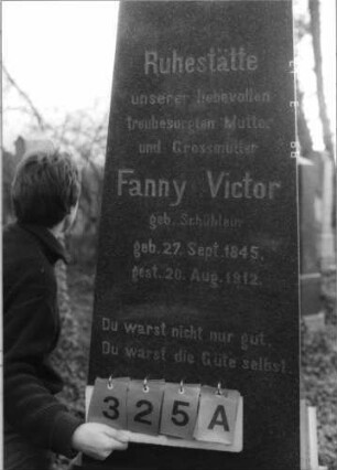 Grabstein 325 (Index: 100093106) Maße HxBxT: 245x68x68 cm Besonderheit: Doppelgrab für Eheleute: Grabstein 325A