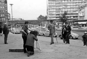 Berlin; West: Modeaufnahmen vor der Gedächtniskirche