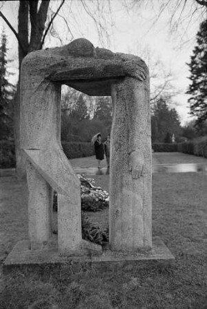 Ehrenmal "Tor der Schmerzen" für die Euthanasieopfer im Feld B 2 des Karlsruher Hauptfriedhofs nach einem Entwurf des Bildhauers Carl Egler