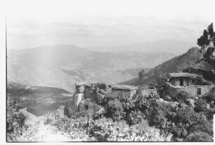Kloster auf dem Monte Bizen : Felsige Landschaft mit Gebäuden