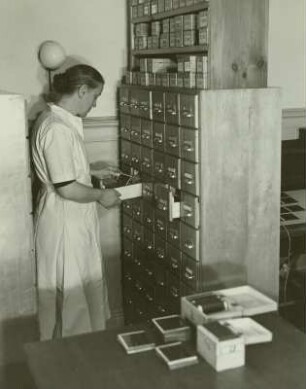 Deutsche Fotothek - Diapositivsammlung : Dresden, Ständehaus, Deutsche Fotothek, Diapositivsammlung, Mitarbeiterin am Diaschrank