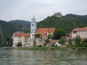 Dürnstein - Stadtansicht mit Klosterkirche : Aufgenommen am 12. Juni 2011 in der Wachau im Weinort Dürnstein