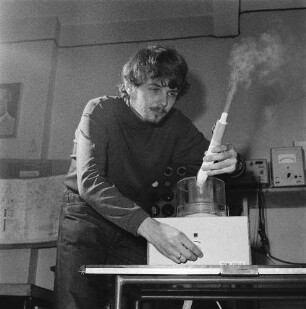 TuR USI 3/ USI 4 : Dresden-Übigau, Overbeckstraße 48. VEB Transformatoren- und Röntgenwerk "Hermann Matern" Dresden. Laborant (?) mit Ultraschallinhalationsgerät (Modell USI 3 oder USI 4) beim Funktionstest