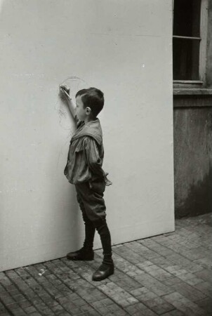 Kinderbildnis von Rudolf Kroll beim Zeichnen auf eine Wand