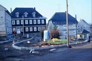 Straßenbau im Ort; Erneuerung der Bordsteinkanten, anliegende Häuser