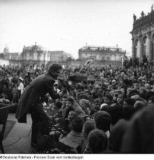 Meister Nadelöhr während des Aufnahmen zu einer Sendung des Kinderfernsehens der DDR im Zwinger in Dresden