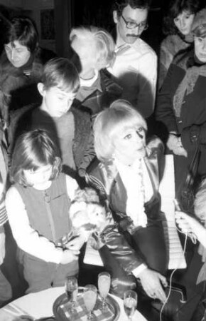 Freiburg: Kaufhaus Schneider, Filmschauspielerin und Malerin, Elke Sommer, bei Interviewstunde