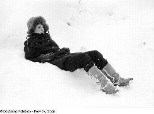 Die Bildhauerin Thea Richter im Schnee