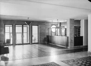 Dresden-Strehlen, Strehlener Platz. Hotel "Astoria" (Wiederaufbau 1946-1950; E. Leibold, H. Hartl, Deutsche Werkstätten Hellerau). Empfangshalle mit Rezeption