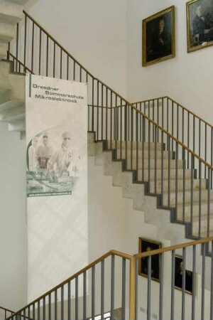 Treppenaufgang im Foyer der SLUB mit Werbefahne
