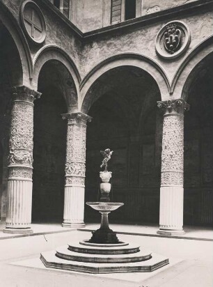 Florenz. Italien. Palazzo Vecchio. Innenhof. Ansicht des um 1470 von Andrea del Verrocchio geschaffenen Brunnens mit der Brunnenfigur Putto (Kindergestalt) mit Delphin