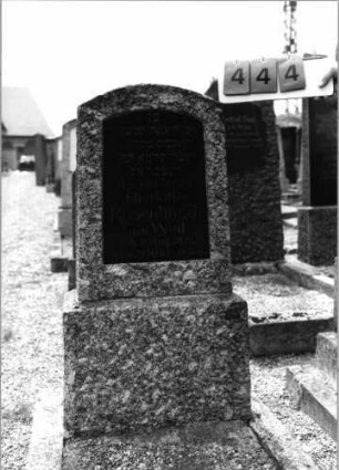 Grabstein 444 (Index: 99797522) Material: Granit, Basaltplatte Zustand: gut Maße HxBxT: 110x74x19 cm Beschreibung: Stele, Segmentbogenabschluß, Sockel: Grabstein 444