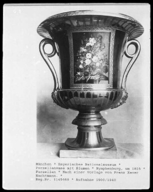 Porzellanvase mit Blumen