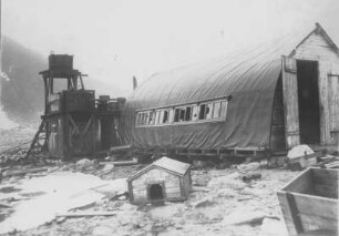 Spitzbergen. Smerenbergbucht. Expeditionsstützpunkt mit Wellmannhütte