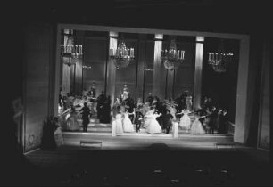 Szenenbilder aus "Eugen Onegin", Oper von Peter Tschaikowski. Deutsche Staatsoper Berlin, Generalprobe (?) 26.02.1975 (Premiere 27.02.1975)
