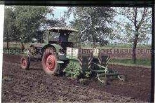 Traktor bei Feldarbeit auf der LPG Rohrberg (Kreis Klötze)