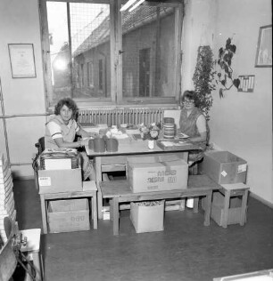 Roßwein, Stadtbadstraße 22/24. VEB Famos. Verpackung. Angestellte an einem Arbeitstisch