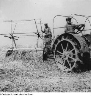 Feld- und Erntearbeiten, Roggenmahd motorisiert, Radschlepper, Roggenernte