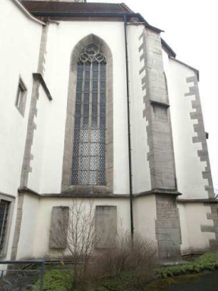 Stadtkirche-Chor von Süden (im Kern 14 Jh-Spätgotisch überarbeitet) mit Strebepfeilern und Maßwerkfenstern sowie angebrachten Grabsteinen aus dem aufgelassenen Kirchhof