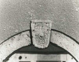 Dresden-Naußlitz, Altnaußlitz 6. Dreiseithof, Toranlage (bez. 1838), Schlussstein im Bogenscheitel der Pforte