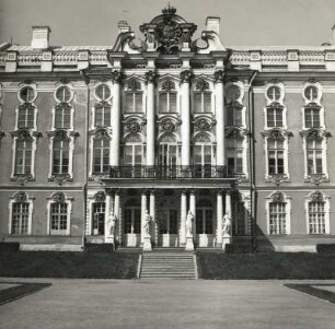 Puschkin (Zarskoje Selo bei Leningrad) (Sankt Petersburg). Großes Palais (1749-1756; vollendet von B. C. Rastrelli), Mittelrisalit der Gartenfront