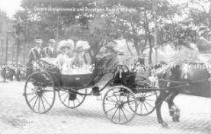 Kronprinzessin Cecilie mit Alexandra Viktoria in einer Kutsche