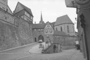 Kronach: Stadttor, Mauer und Kirche von außen