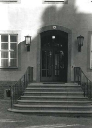 Dresden-Altstadt, Brühlscher Garten 4. Altenheim August de Haas (1957-1958; H. Rettig). Haupteingang (geöffnet)