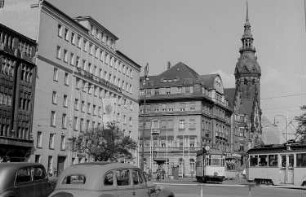 Das Ring-Messehaus links und die Evangelisch-reformierte Kirche rechts