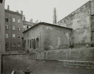 Leipzig. Wohnhaus mit ehemaligen Ballhaus im Hof, Wurzner Straße 2. Hofgebäude