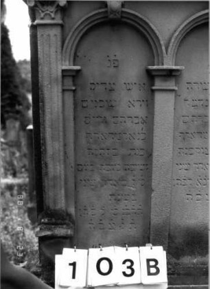 Grabstein 103 (Index: 100096107) Maße HxBxT: 227x78x17 cm Symbolik: Levitenkanne Besonderheit: Doppelgrab für Eheleute: Grabstein 103B