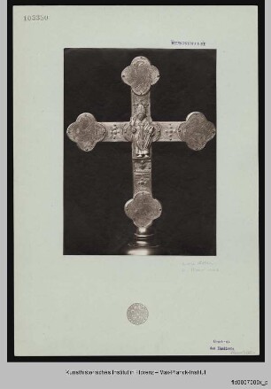 Kreuz mit einer plastischen Christusfigur und ziselierten Darstellungen von Gottvater, Maria, Johannes Evangelista und Maria Magdalena auf der einen Seite, auf der anderen eine plastische Bischofsfigur sowie die vier Evangelistensymbole ziseliert