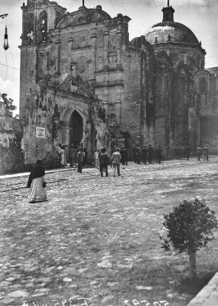 Kathedrale von Cuernavaca : Blick auf die Kathedrale von Cuernavaca mit Gläubigen auf der Straße davor