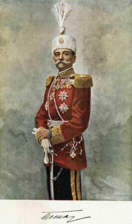 König Peter I. von Serbien, Peter Karadjordjevic in Galauniform, Schärpe, Mütze mit Orden , Säbel und Handschuhen, stehend in Halbprofil