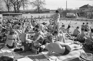 Hochbetrieb im Rheinhafenbad zu Beginn der Freibadsaison.