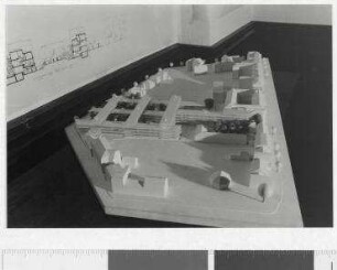 Wettbewerb Wohn- und Gewerbegebiet Clayallee (nicht realisiert), 3. Preis – Luftbild vom Modell. Berlin-Zehlendorf, Clayallee