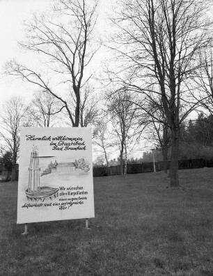 Bad Brambach. Kurpark (Teilansicht). Tafel zur Begrüßung der Kurgäste im Staatsbad Bad Brambach