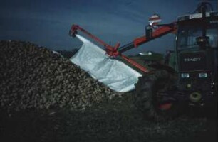 Fotografie: Nacherntetechnik, Zuckerrübe, Mietenlager, Mietenabdeckung
