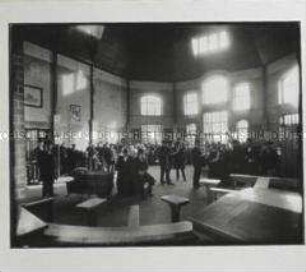 Im Empfangsgebäude der "Auswandererhallen" der Hapag in Veddel
