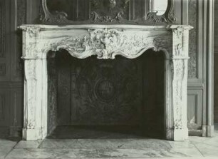 Jagdschloß Brühl, Unteres Speisezimmer, Kamin : Brühl, Schlosspark Augustusburg. Jagdschloss Falkenlust (1729-1740; F. de Cuvilliés d. Ä.; M. Leveilly). Weißer Marmorkamin von Hofmarmelier Manni im unteren Speisezimmer