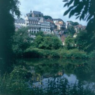 Marburg. Blick über die Lahn auf die Altstadt mit Schloss