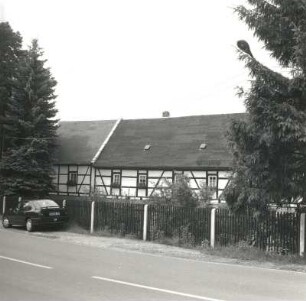 Niederwiesa, Dresdner Straße 41. Ehemaliges Wohnstallhaus (1801/1850). Traufseite mit Einfriedung (Teilansicht)