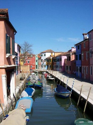 Burano: Impression Burano, Kanal mit bunten Hausfassaden
