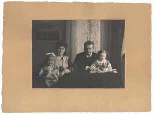 Max Reger mit Ehefrau Elsa und den Adoptivtöchtern Christa und Lotti