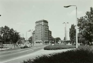 Hochhaus : Dresden. Ansicht mit Hochhaus (Verwaltungsgebäude der Verkehrsbetriebe)